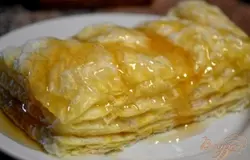 Готово! Медовая лень!!!)Прямоугольник слоёного не дрожжевого теста на тарелочке ставлю в микроволновку и всЁ!!!!3мин. десерт готов...полила мёдом)Хрустящий)