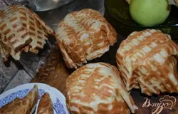 Горячие выкладываю на любые стаканчики придавая их форму,оставить до полного остывания.