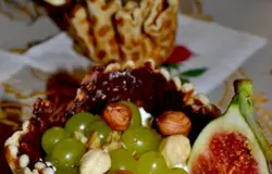 Сверху украшаю виноградом,грецким молотым орехом и целыми орешками фундука.Край корзиночки украшаем инжиром.