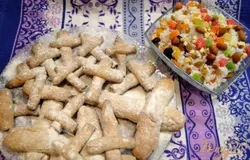 Готово! Традиционными блюдами были плюшки, лепёшки, крендельки, блины и оладьи. Одним из самых популярных напитков был сбитень. Пили его и горячим, и холодным