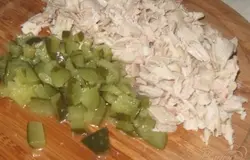 Мелко режем огурец и мясо.