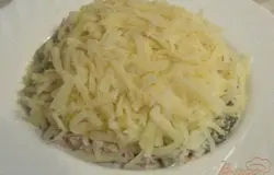 Затем трем картофель и кладем майонез.