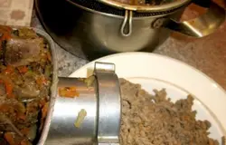 Готовое проворачиваю через мясорубку...2раза..добавила отваренные сухие грибы...