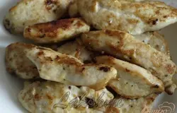 Обжариваем кусочки мяса на растительном масле,посыпаем кунжутом.