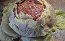 Наполняем фаршем для голубца между листьями....