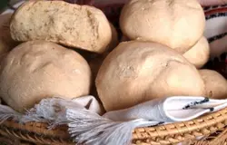 Готово! Булочки получаются со слегка хрустящей корочкой.Приятного аппетита!!!