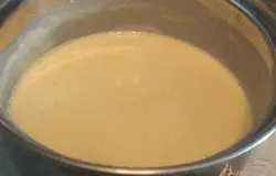 Желтки отделяем от белков. Добавляем к желткам сахар, молоко и постепенно вводим муку. Размешиваем, чтоб не было комочков. Можно взбить миксером. Кладем соду, погашенную уксусом.