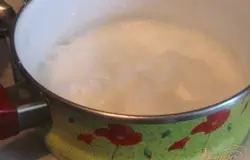 Белки взбиваем в крутую пену.