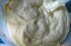 Далее взбитые белки аккуратно порциями добавляем к творожной массе и перемешиваем ложкой.