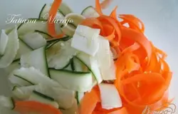 Морковь и цукини нарезать на полоски ножом экономкой. Немного посолить и помять рукой. Грибы нарезать на тонкие ломтики.