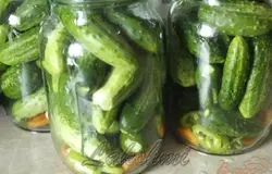 Затем плотно укладываем огурчики.