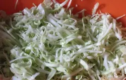 Из куриного филе, яиц, лука, чеснока, зелени сделать фарш. В фарш можно добавить размоченный хлеб в молоке. Хорошо вымесить и разделить на 6 котлеток.Капусту нарезать, посолить и немного отжать.