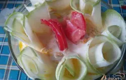 Аккуратно заливаем эту смесь между кабачками и помидором.