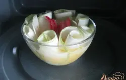 Ставим форму в микроволновку и запекаем при максимальной мощности (1000 Ватт) 4 минуты.