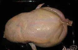 наполняю курицу начинкой ,крылышки накрест под спинку,ножки связала ниточкой...отправляю в духовку при 180гр.на пол часа поливая маслом.