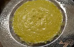 Готовим сырные корзиночки:Тарелку смазать маслом и на мелкой тёрке распределить сыр по тарелочке ,поставить в микроволновку или духовку чтоб растаял сыр.