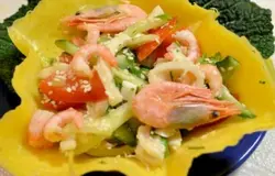 Готово! Готовые продукты перемешать,добавить петрушку,укроп,сок одного лимона,масло по вашему вкусу(оливковое или подсолнечное).Салат раскладываем в готовые сырные вазочки и на листья савойской капусты(чешуе Дракона),сверху посыпать кунжутными семечками.Всем приятного аппетита !!!)