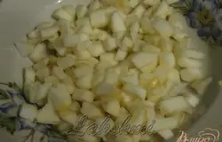Яблоки нарезать кубиками и сбрызнуть лимонным соком,чтоб не потемнели.В майонез выдавить чеснок и хорошо размешать.