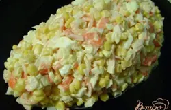 Смешать кукурузу, яйца, крабовые палочки, креветки, заправить майонезом, выложить на плоское блюдо в виде холмика - это будет тело нашего Немо.