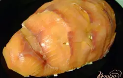 Аккуратно покрыть салат нарезкой из сёмги, чтобы создать цельный слой. Сверху сделать хохолок, также из сёмги.
