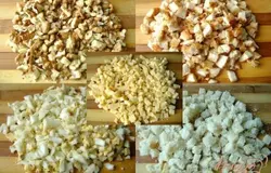 Отварить яйца,. Сыр нарезать кубиками. Грецкие орехи порубить ножом. Куриное филе посолить хорошо, обжарить целым на сливочном масле(по вашему желанию его можно заменить на оливковое или рафинированное растительное), затем положить его на салфетку, чтобы лишний жир впитался, и нарезать кубиками. Яйца нарезать также кубиками. С хлеба снять корку и нарезать кубиками, обжарить слегка на сливочном масле, выложить на доску и остудить.