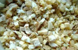 Смешать подготовленные продукты: сыр, яйца, сухарики, мясо, орехи. Заправить майонезом.