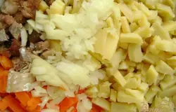 Сельдь почистить от костей, филе нарезать мелкими кубиками. Отварить морковь, свеклу, картофель до готовности. Яйцо также отварить вкрутую. Нарезать картофель, лук и морковь кубиками. Свеклу натереть на крупной тёрке, оставив небольшой кусочек (пригодится для украшения). Смешать картофель, морковь, сельдь и лук. Заправить половиной майонеза, хорошо, тщательно, но аккуратно размешать.