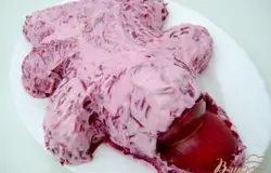 Немного свеклы натереть на мелкой тёрке (но чтобы ещё остался кусочек), отжать сок и смешать с оставшимся майонезом. Смазать тело "дракона" поверх слоя из свеклы.