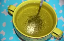 Смешать масло с уксусом и водой.