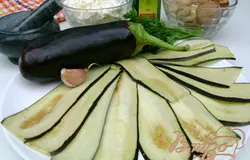 Подготовить необходимые продукты. Баклажаны порезать тонкими пластами, посолить, оставить на 30 минут.