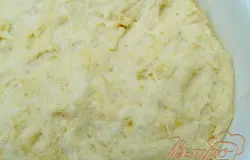 На водяной бане растопить сливочное масло и дать ему остыть. Вылить в опару сахарные желтки и масло, добавить ещё 250 гр. муки и вымесить. Обратно накрыть и оставить на пол часа минимум в тёплом месте.