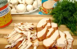 Картофель и яйца отварить. Нарезать кубиками. Лук репчатый замариновать(в уксусе+вода+соль+сахар+чёрный молотый перец). Смешать картофель, яйца, лук. Ветчину нарезать тонкими полосками.