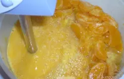 У меня были свежие клементины (мандарины) 2 кг, и из них я решила приготовить этот десерт.  Почистить фрукты и разобрать на дольки, добавить стакан сахара и немного подогреть, я эту смесь оставила на ночь, для пропитки, т.к. клементины были кисловаты. Блендером взбиваем  в однородную массу.