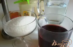 Поместить в кастрюлю соки, ягоды, сахар и варить на медленном огне в течение 5 минут, а затем дать остыть.