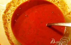 Готовим томатный соус. Из томатной пасты, воды, соли, сахара, смеси итальянских трав, путем смешивания.