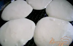 Сковороду или противень смазать маслом, столовой ложкой выкладывать тесто и отправлять на несколько минут в разогретую до 180 градусов духовку.