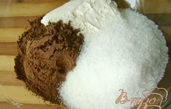 Смешать размягчённое сливочное масло, какао и сахар, очень хорошо перетереть.