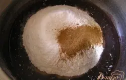 Затем добавить растительное масло и муку, смешанную с разрыхлителем, всыпать корицу.