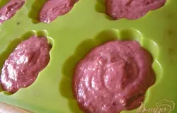 Полученное тесто разложить по формочкам.
