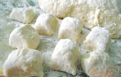 Нарезать тесто небольшими кусочками размером с грецкий орех.Отварить кусочки теста в кипящей воде до готовности (недолго, как только всплывут, дать прокипеть минуты 3-4-и вынимать).