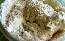 Смесь из творога, специй,кинзы и кедровых орехов
