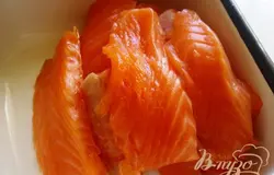 Форель нарезаем на пластинки