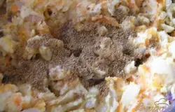 Затем выложить в чашу к фасоли, все хорошо перемешать, добавить специи,