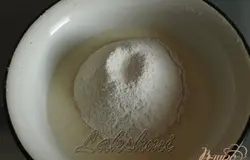 Смешать в отдельной миске кефир (простоквашу) с пшеничной мукой. Если кефир густой, добавить немного воды. Хорошо перемешать.