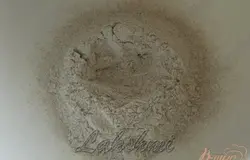 Горкой насыпать ржаную муку, сделать углубление,