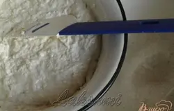 вылить туда кефирно-мучную смесь, хорошо вымесить, добавляя при необходимости муку.