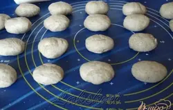 Каждый кусочек скатать в шарик примерно размером с крупную сливу.