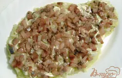 Отварить картофель, свеклу, морковь и яйца. Почистить овощи и яйца. Сельдь разобрать на филе, нарезать мелкими кубиками. Натереть на крупной тёрке картофель, выложить первым слоем на плоское овальное блюдо.Смазать щедро слой из картофеля майонезом, выложить на него кусочки сельди.