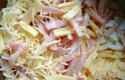 Ветчину, сыр(150 гр.) нарезать брусочками, 50 гр. сыра натереть на тёрке и смешать сыр с ветчиной.