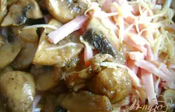 Шампиньоны порезать, обжарить на сливочном масле, посолив и поперчив по вкусу. Когда остынут-добавить к ветчине и сыру.